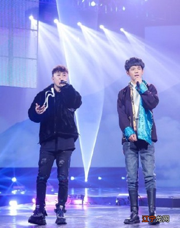 丁真在三里屯被偶遇，穿短袖卫衣少年感十足，生图下颜值获赞