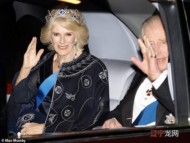 凯特亮相白领结晚宴，一身红艳压群芳，卡米拉低调奢华有风度