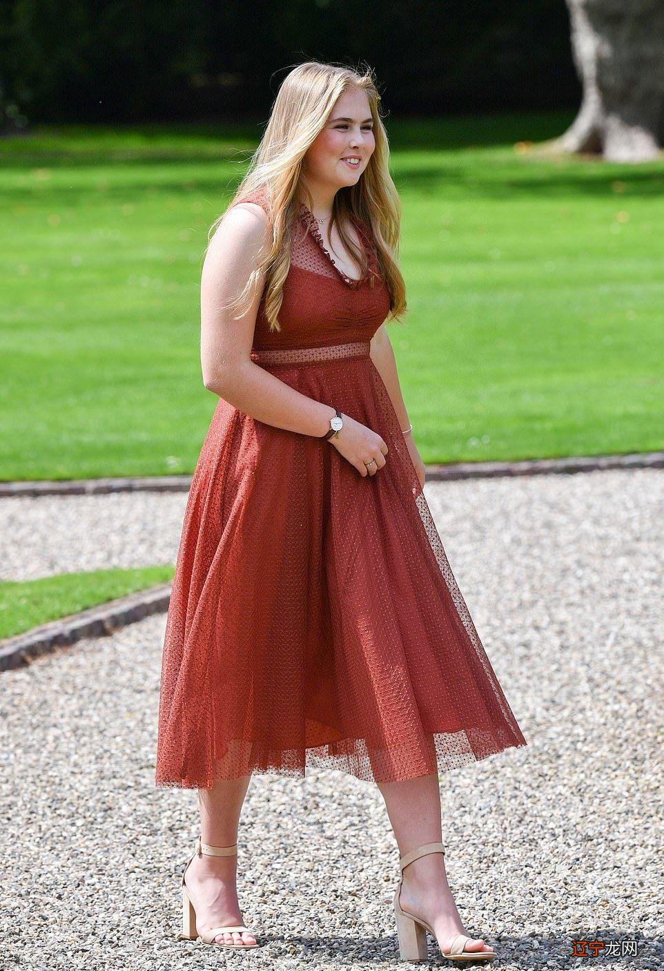 荷兰公主晒生日照,遗传家族圆润身材小胖脸,穿搭不时尚输给母亲