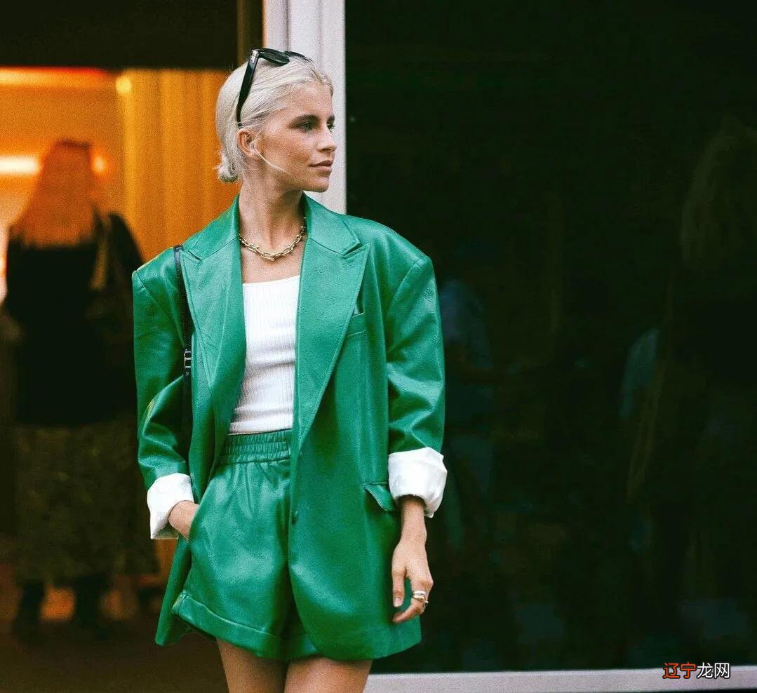 谷爱凌真会穿,皮衣套装时髦又实用,学会皮衣的五种搭配方法,这个春天炫酷时尚的妞就是你!