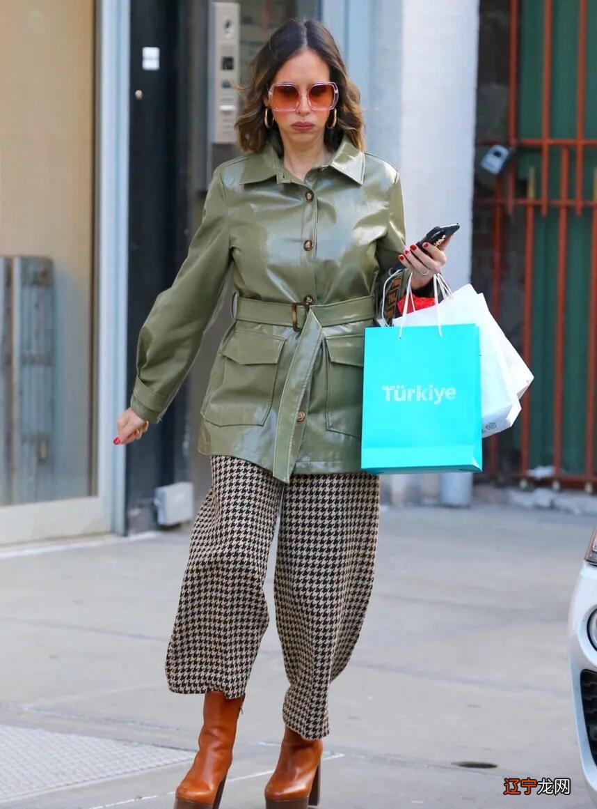 谷爱凌真会穿,皮衣套装时髦又实用,学会皮衣的五种搭配方法,这个春天炫酷时尚的妞就是你!