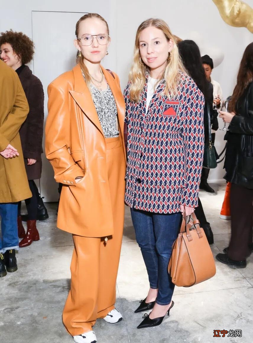 谷爱凌真会穿,皮衣套装时髦又实用,学会皮衣的五种搭配方法,这个春天炫酷时尚的妞就是你!