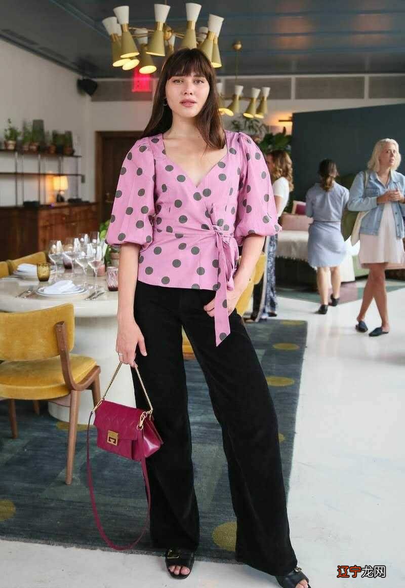 别穿过时衣服了,今年流行“裹身上衣”,时髦不挑身材,谁穿谁美