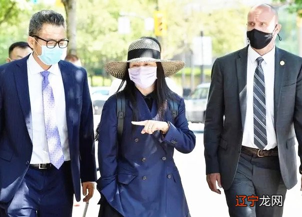 孟晚舟亮相好“时髦”,蓝色西装配遮阳帽,走路插兜谈笑风生