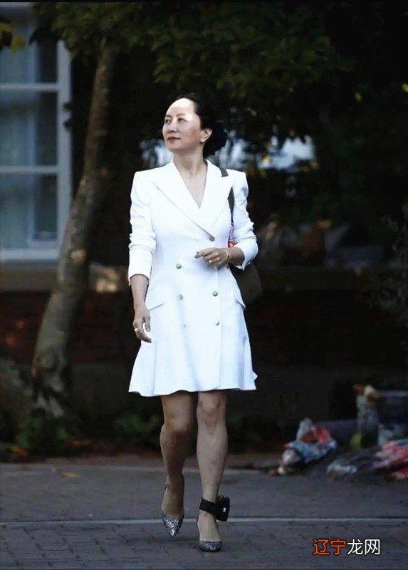 孟晚舟亮相好“时髦”，蓝色西装配遮阳帽，走路插兜谈笑风生