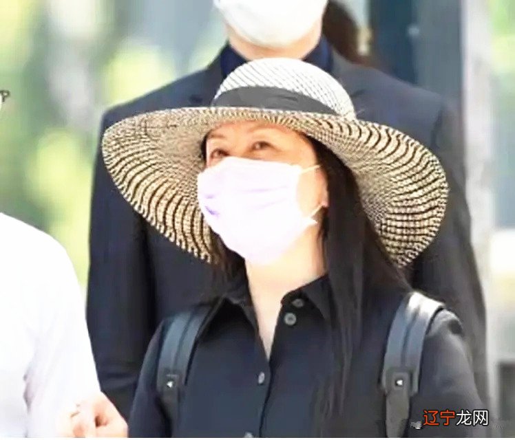 孟晚舟亮相好“时髦”,蓝色西装配遮阳帽,走路插兜谈笑风生