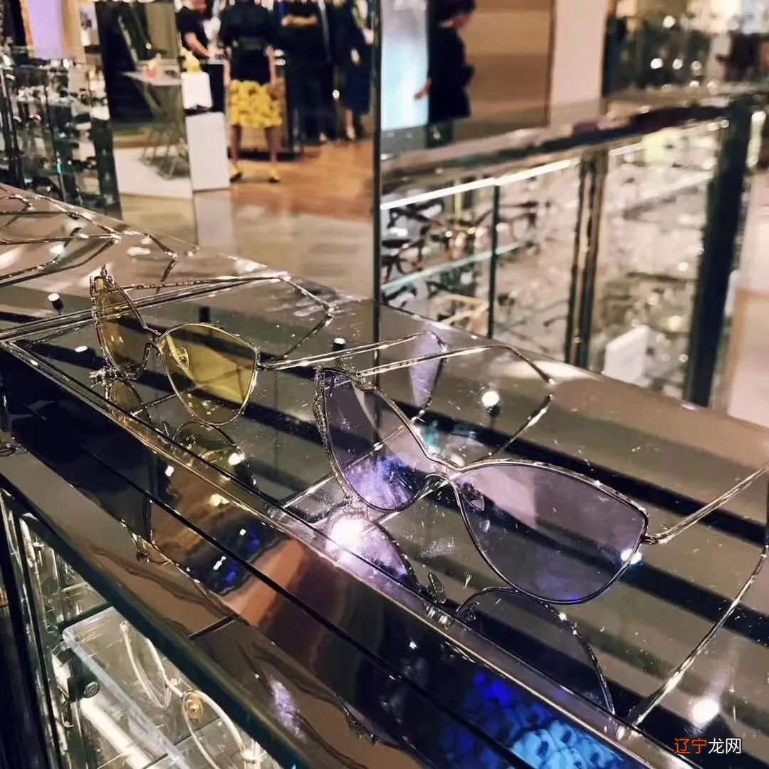 这位23岁中国设计师顶级商场坐C位，半个娱乐圈为他代言