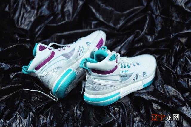 李宁第一双篮球鞋！937归来：中底?缓震，鞋面新科技，帅爆了