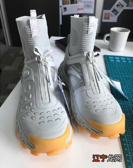 安踏联名“范思哲”！颜值满分，国外明星上脚，老外也爱进口鞋？