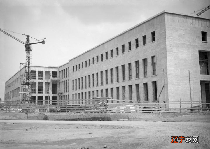 Prada背后的男人，上海荣宅的设计师，家里却破到网友都不想住？