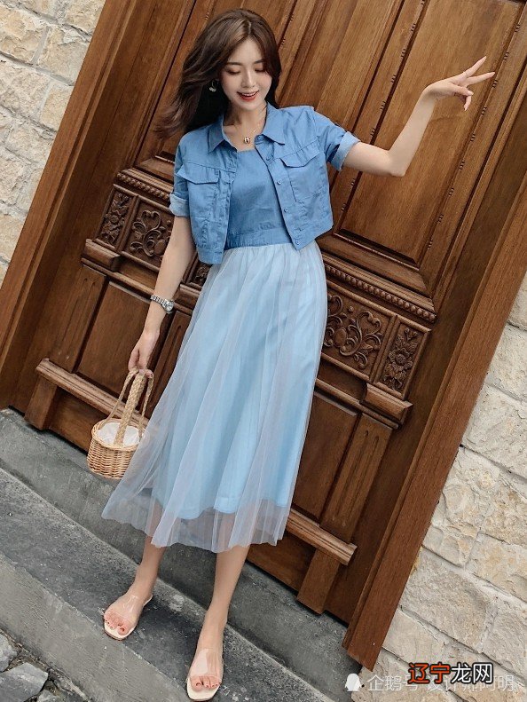 新淑女蓝怎么穿搭好看？薄纱高腰半身裙＋短衬衫外套，仙女味十足