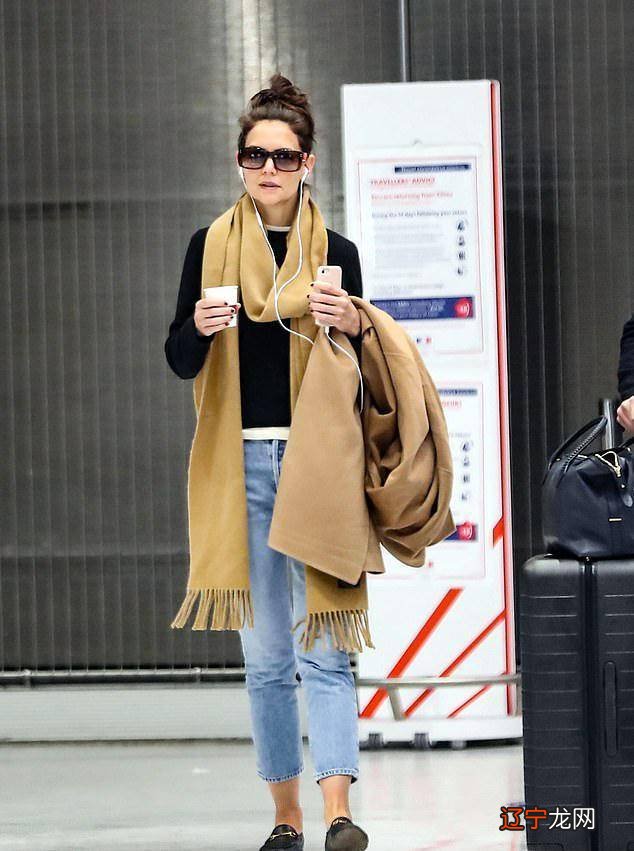 阿汤哥前妻的“私服”穿搭很有时尚感，丝毫不逊色年轻女星