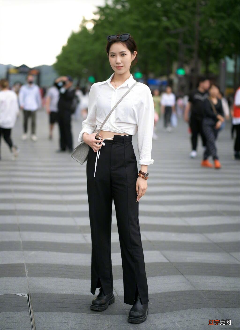 阔腿裤下面别乱穿鞋，今夏流行这样穿，显高、时髦，适合小个子