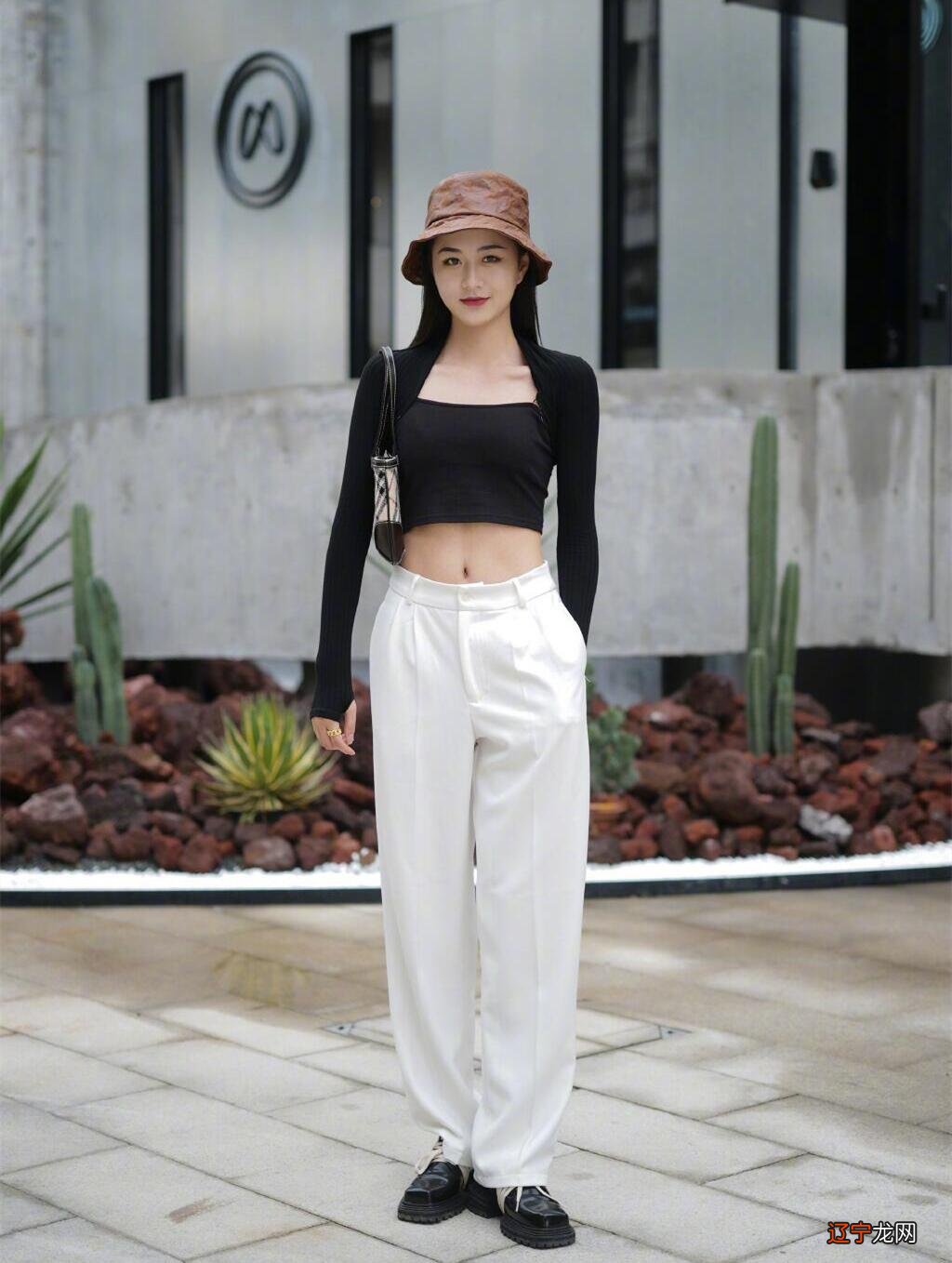 阔腿裤下面别乱穿鞋，今夏流行这样穿，显高、时髦，适合小个子