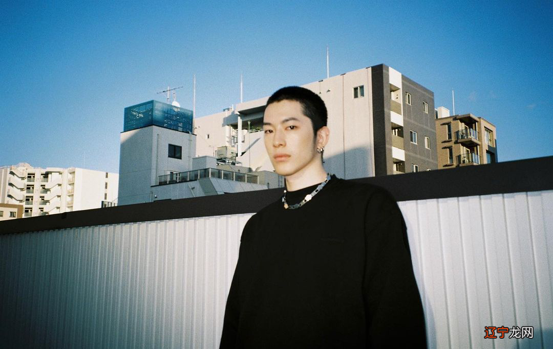 安静而有力,会穿黑色系的男人,才是真正的有品位的