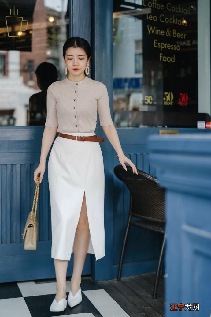 被三木的“开叉裙”穿搭圈粉了，30岁的女人跟着穿，时髦又显气质
