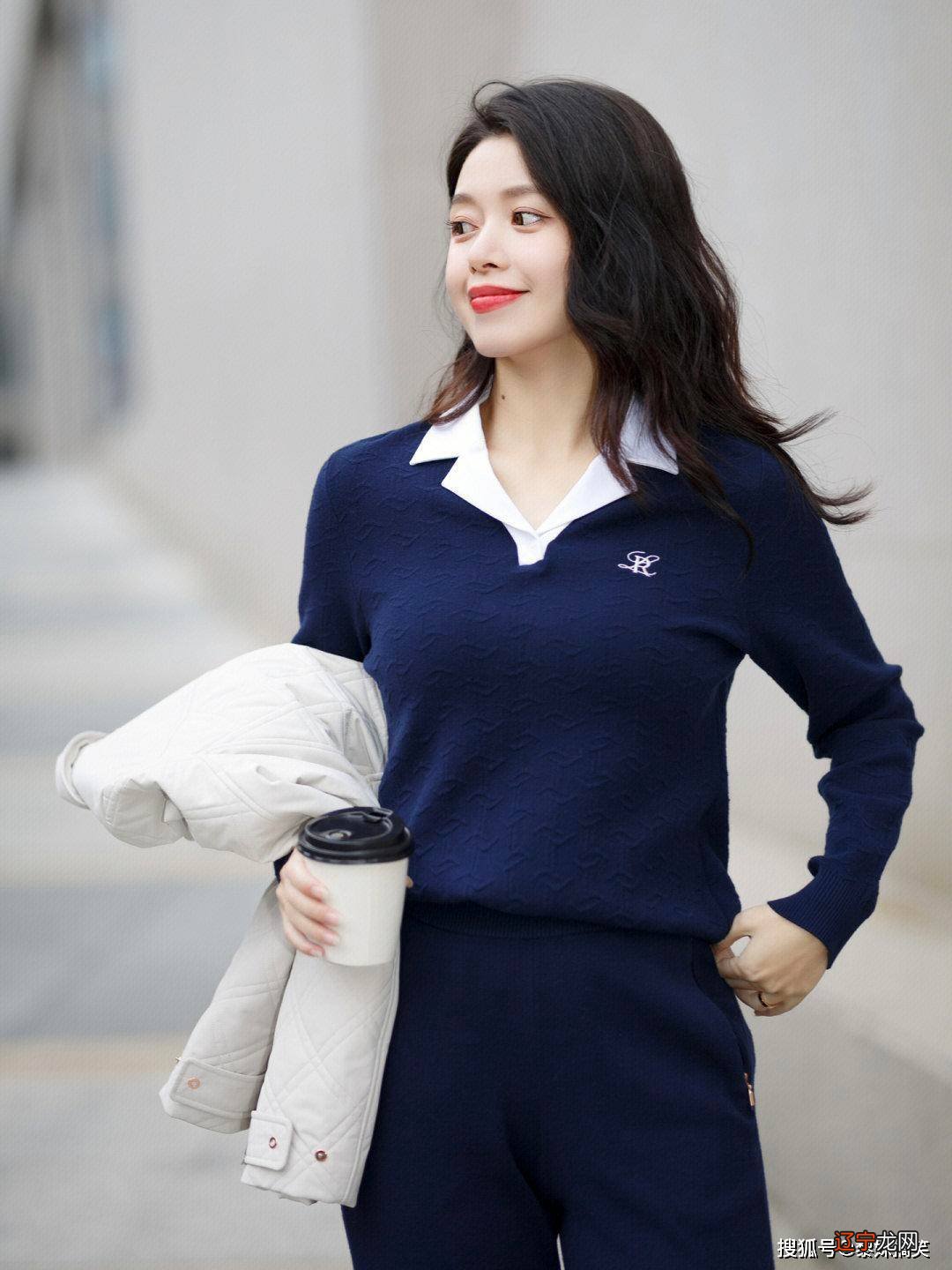 30岁的女人怎么穿？这几件衣服很棒，减龄又时髦