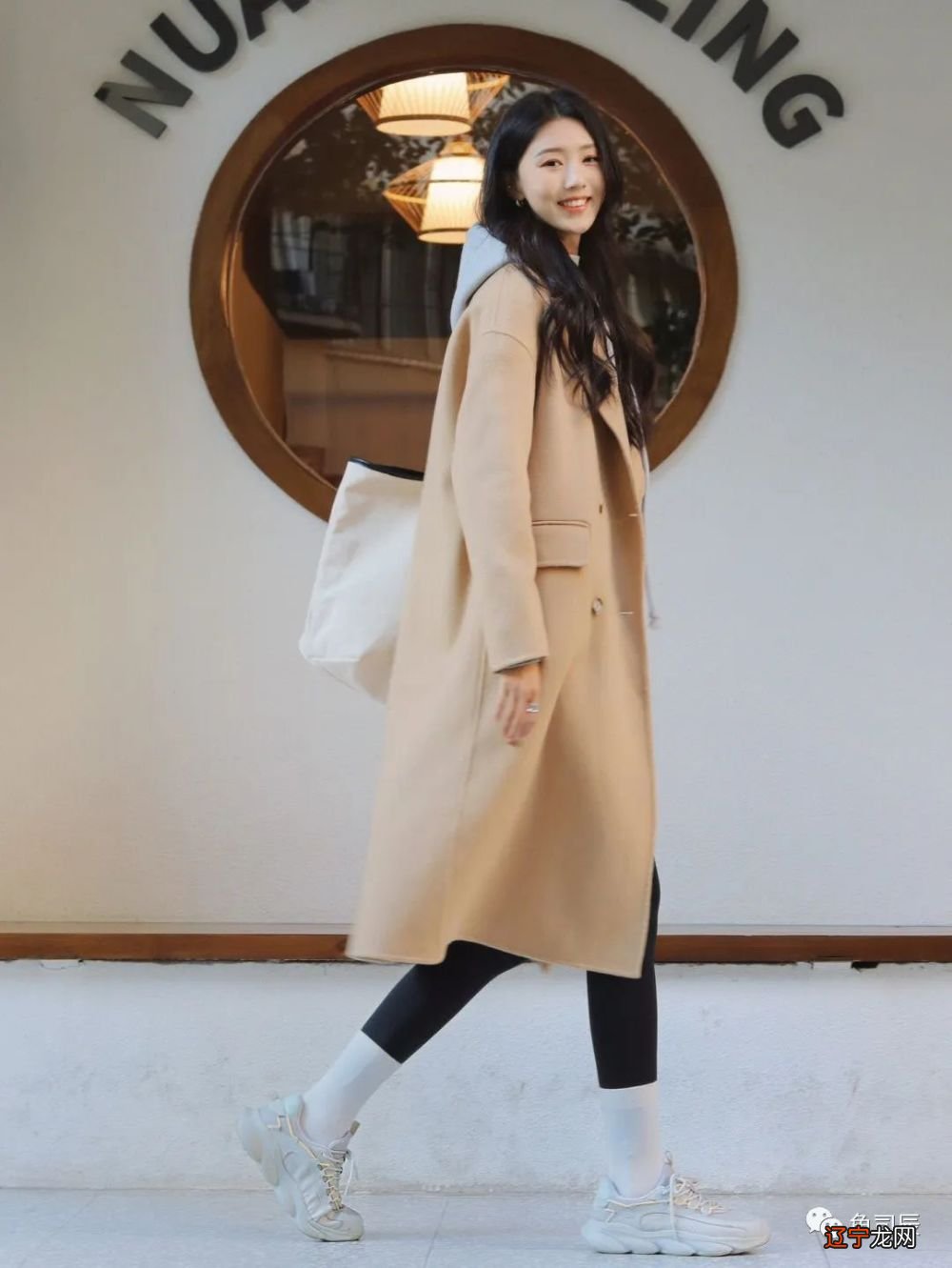 厉害了,大衣下面还可以穿“裙子和瑜伽裤”,没想到还可以这么美