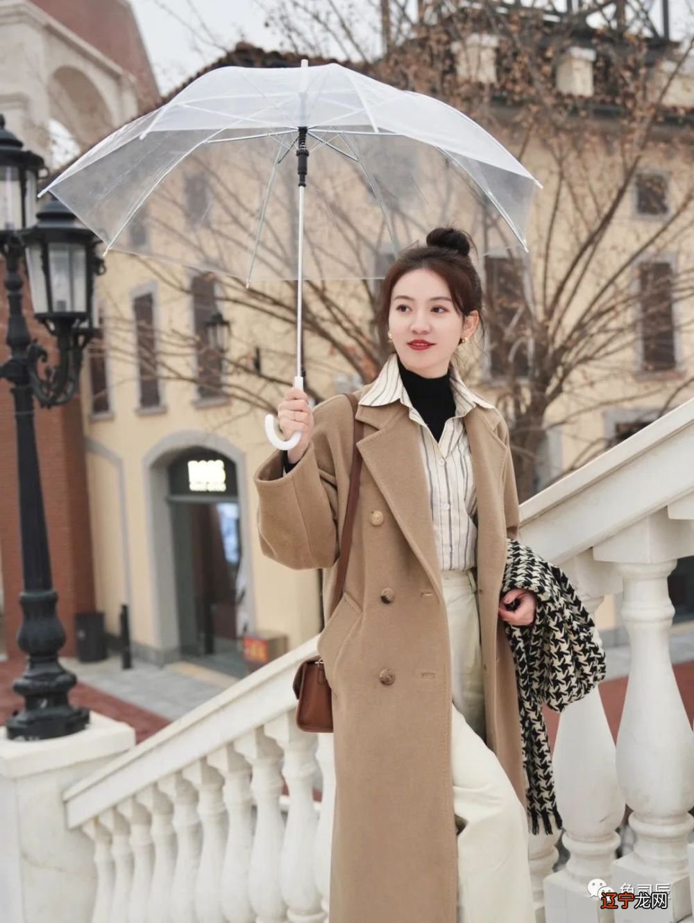 厉害了,大衣下面还可以穿“裙子和瑜伽裤”,没想到还可以这么美