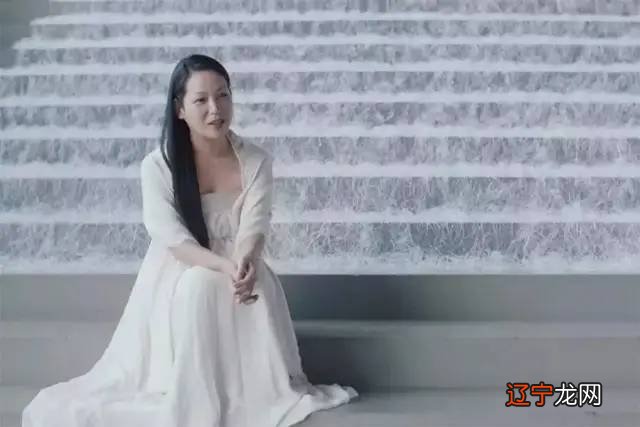 丈夫去世，她用10000件垃圾怀念他…