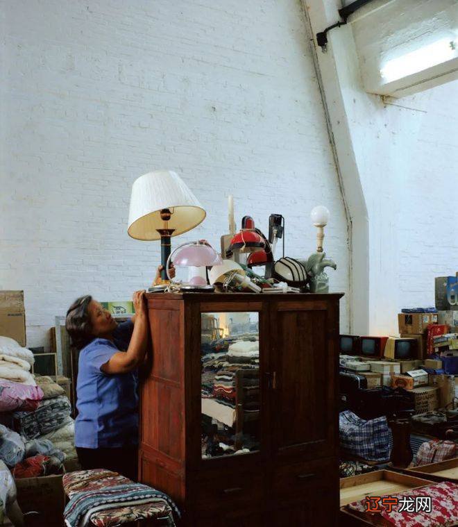 丈夫去世，她用10000件垃圾怀念他…