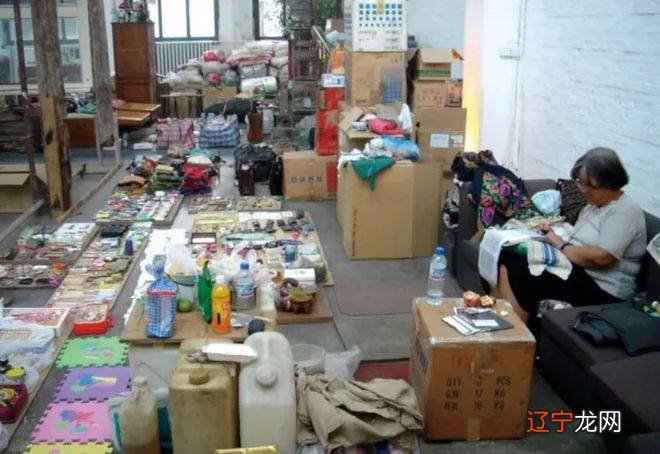 丈夫去世，她用10000件垃圾怀念他…