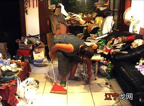 丈夫去世，她用10000件垃圾怀念他…