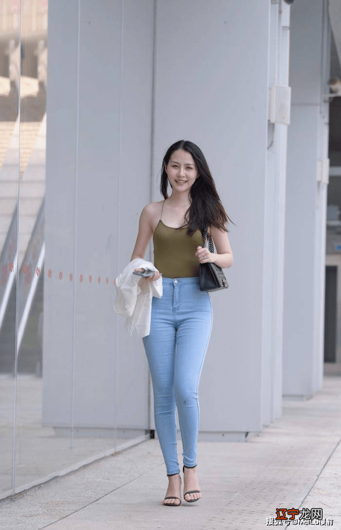 街拍:身材傲人的小姐姐,真的搞不懂是怎么穿稳的