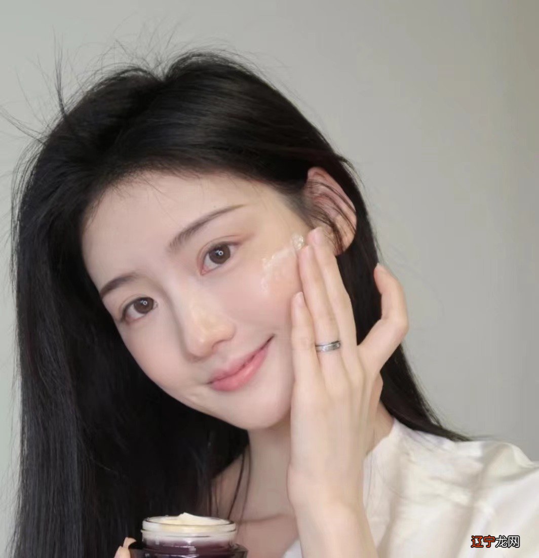 皮肤干燥的女人，别着急敷面膜，做好这几点比敷面膜更管用