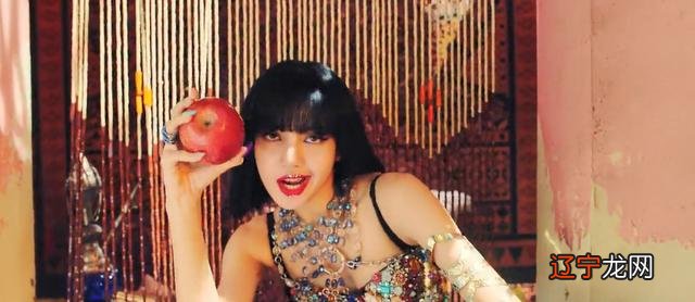 BLACKPINK的MV太豪华，仿佛看了场时装秀，香奈儿私人定制款全齐