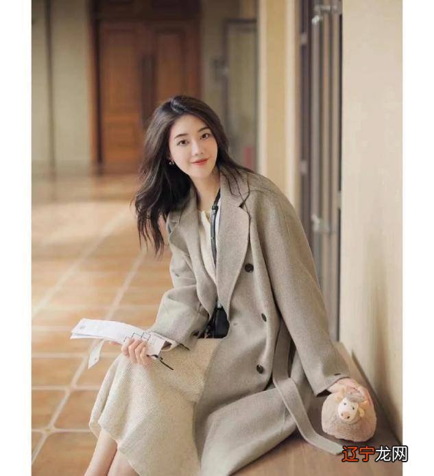 中年女人如何搭配米灰色套装?