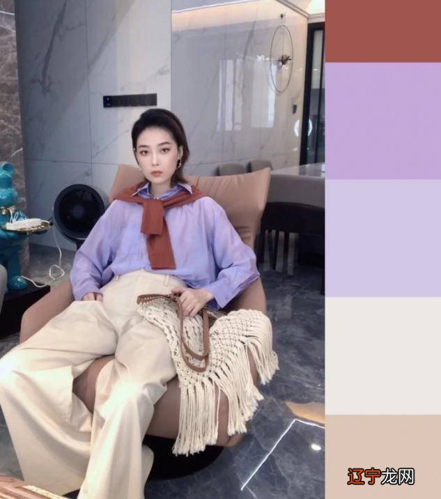 中年女人如何搭配米灰色套装？