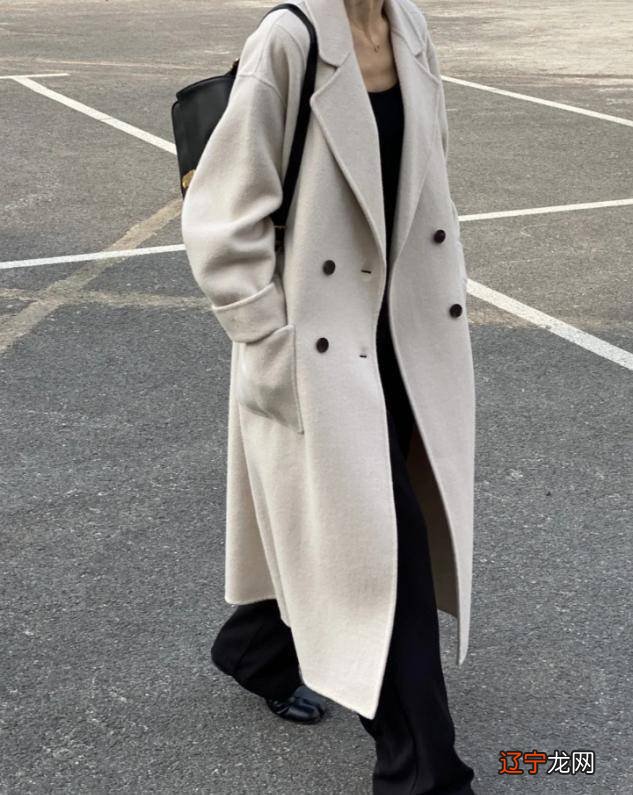 中年女人如何搭配米灰色套装?