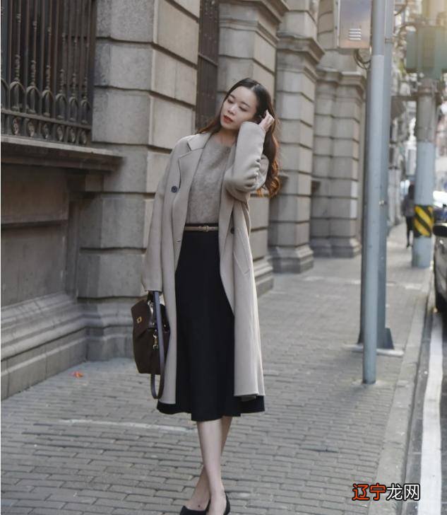 中年女人如何搭配米灰色套装?