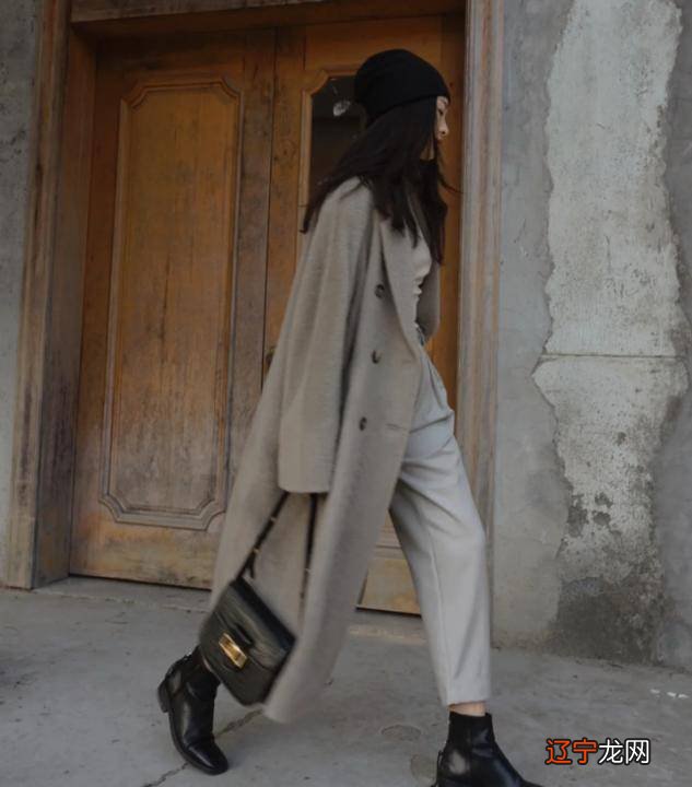 中年女人如何搭配米灰色套装?