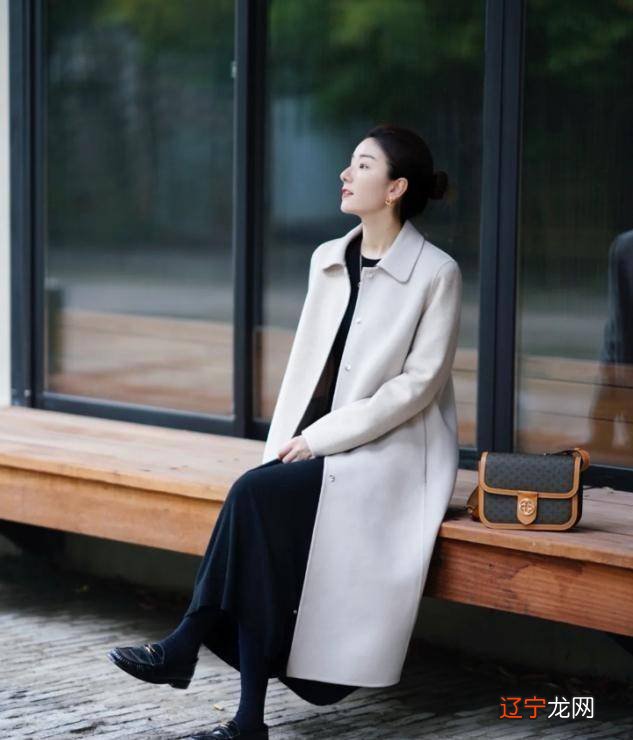 中年女人如何搭配米灰色套装？