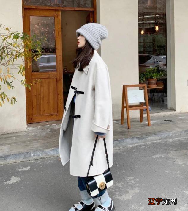 中年女人如何搭配米灰色套装？