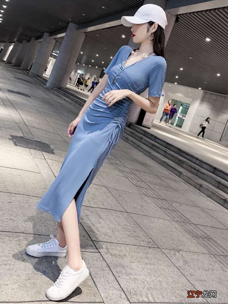 日常想要将裙子穿出特别感，多试试以下4种款式，简单又有女人味