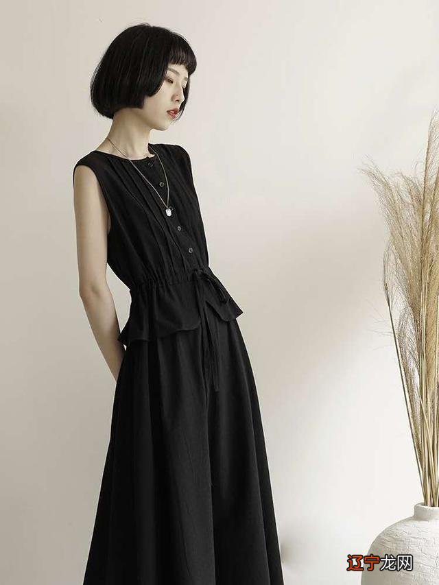 女人30岁后，怎样穿出大气沉稳的气质？以下5类衣服值得一试