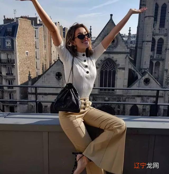 女人30岁后，怎样穿出大气沉稳的气质？以下5类衣服值得一试