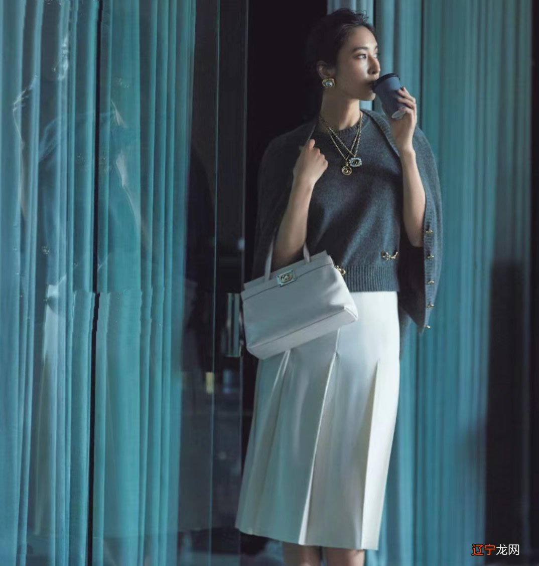 春暖花开要优雅,最高级的“米色+灰色”配色穿搭,值得借鉴收藏