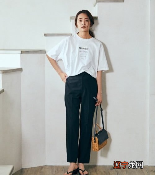 为什么你穿“印花”又土又俗？2个小妙招、一堆干货，玩转白色T恤