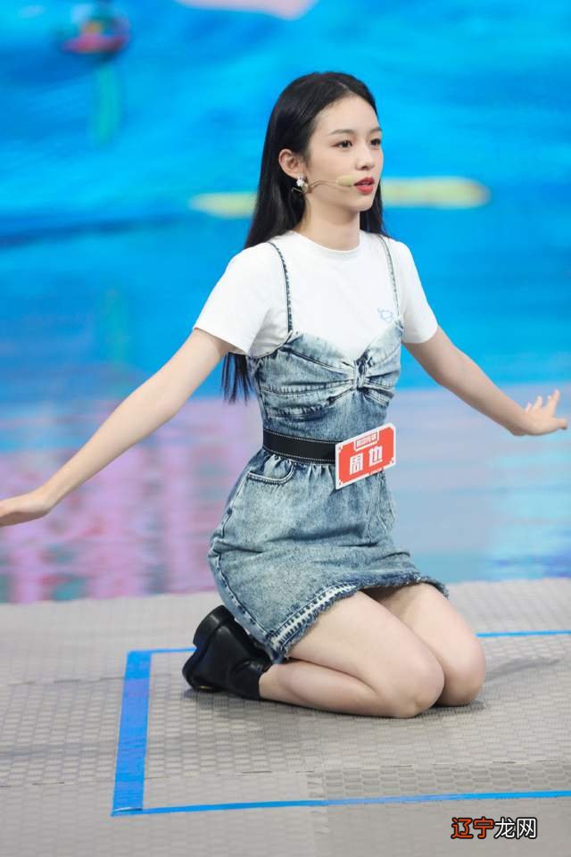 金智妮穿牛仔裙还要露香肩,不愧是女子组合,穿衣就是大胆又前卫