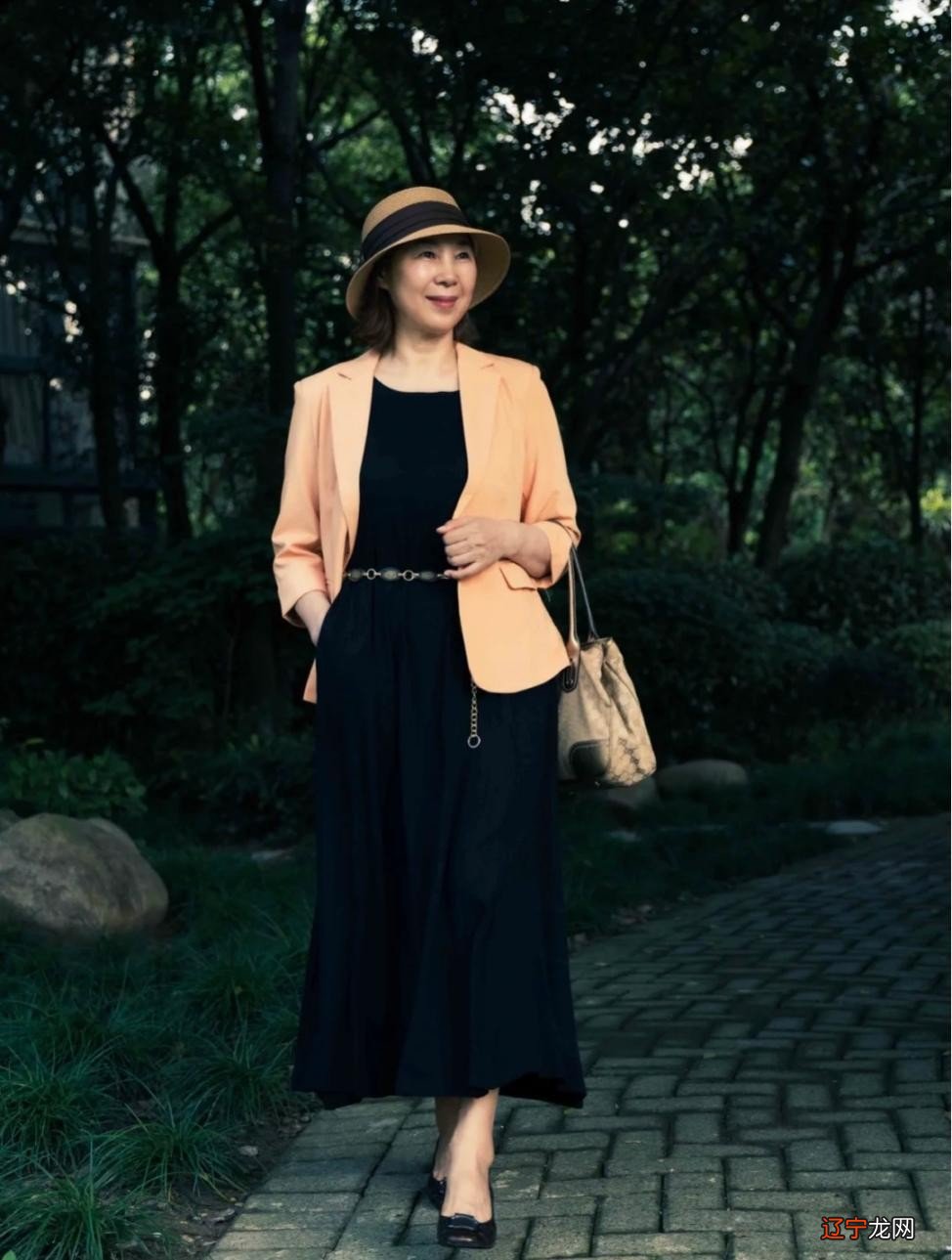 这才是中年女人穿衣目标,65岁120斤靠穿搭出圈,这位博主值得学