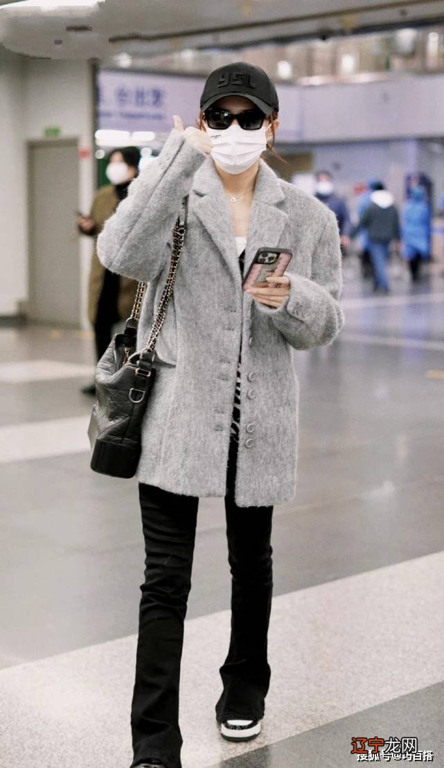 徐璐这样穿衣风格的叠穿，简约低调又不挑人，穿出懵懂美