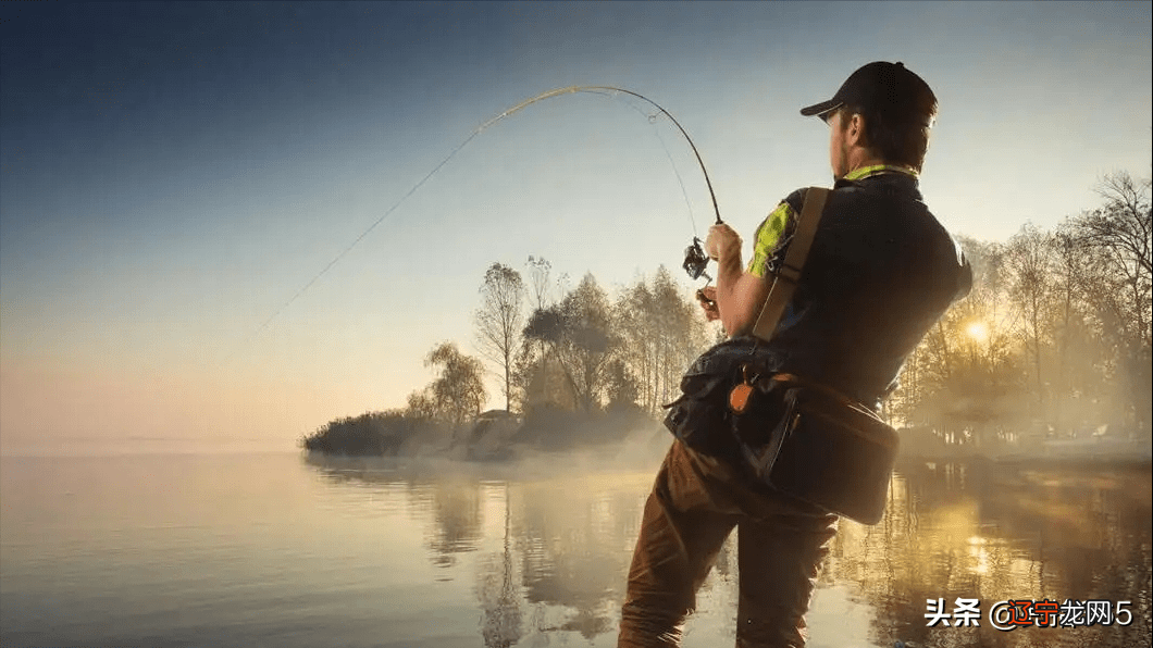 虐鱼！海南一男子垂钓的新花样，把渔获直接挂腰上：看得见还显帅