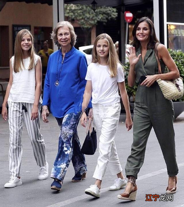 西班牙王太后自由了!老国王开始流亡终于能分居,她跟妹开心逛街