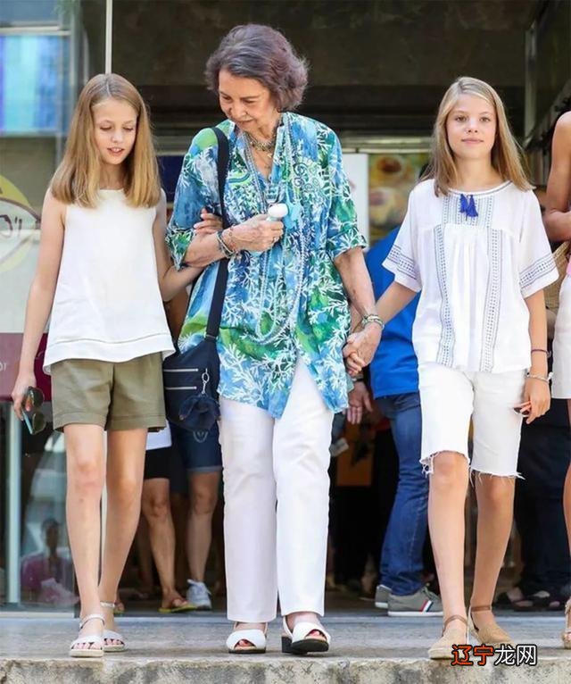 西班牙王太后自由了!老国王开始流亡终于能分居,她跟妹开心逛街