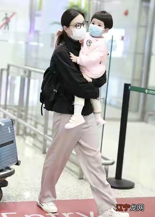 跳水皇后吴敏霞夫妇同框,风衣搭阔腿裤霸气十足,老公身材五五分