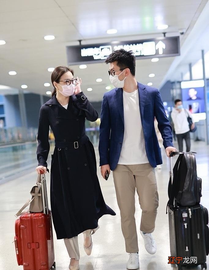 跳水皇后吴敏霞夫妇同框,风衣搭阔腿裤霸气十足,老公身材五五分